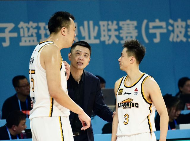 本赛季辽宁男篮问题多季后赛被横扫，今夏大换血人员调整不轻松