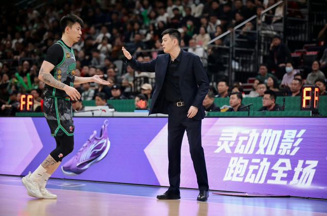 本赛季辽宁男篮问题多季后赛被横扫，今夏大换血人员调整不轻松