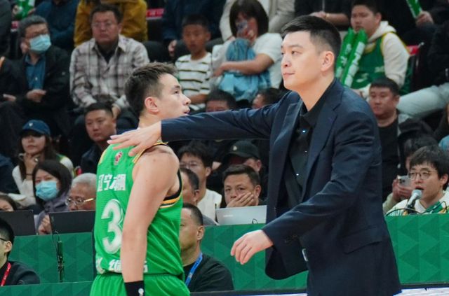 本赛季辽宁男篮问题多季后赛被横扫，今夏大换血人员调整不轻松