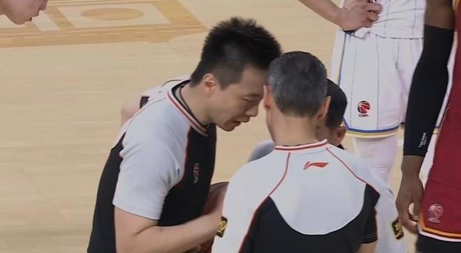4月29日CBA半决赛北京男篮胜却难庆祝，核心曾凡博腰椎骨折赛季报销