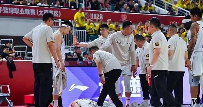4月29日CBA半决赛北京男篮胜却难庆祝，核心曾凡博腰椎骨折赛季报销