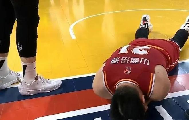 4月29日CBA半决赛北京男篮胜却难庆祝，核心曾凡博腰椎骨折赛季报销