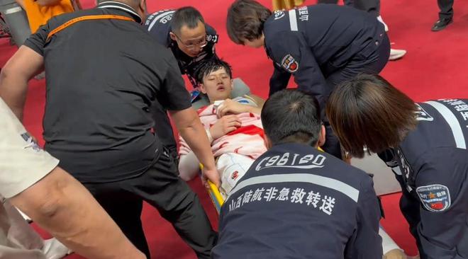 4月29日CBA半决赛北京男篮胜却难庆祝，核心曾凡博腰椎骨折赛季报销