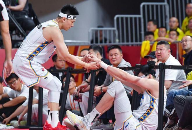 4月29日CBA半决赛北京男篮胜却难庆祝，核心曾凡博腰椎骨折赛季报销