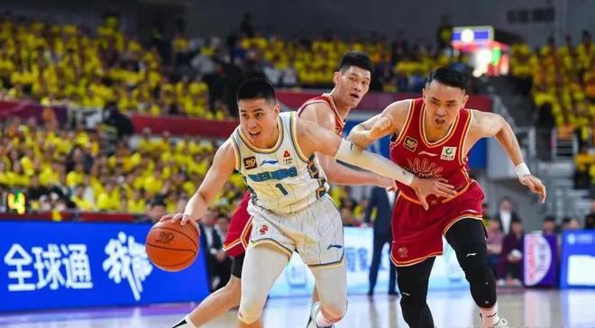 4月29日CBA半决赛北京男篮胜却难庆祝，核心曾凡博腰椎骨折赛季报销