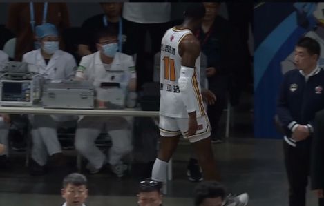 CBA 季后赛半决赛第三场：迪亚洛被陈盈骏推倒踩周琦脚崴伤回更衣室