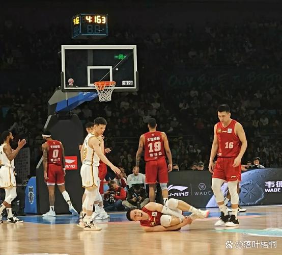 CBA 季后赛半决赛第三场：迪亚洛被陈盈骏推倒踩周琦脚崴伤回更衣室