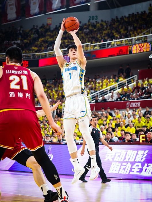 CBA 季后赛半决赛第三场：迪亚洛被陈盈骏推倒踩周琦脚崴伤回更衣室