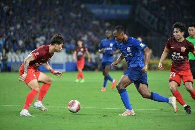 路易斯、朱辰杰三次击中立柱，上海申花客场0比1负于成都蓉城