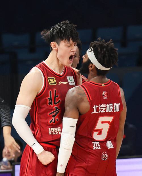 CBA 季后赛半决赛 G3：北京横扫山西晋级总决赛，曾凡博受伤引争议