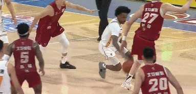 北京男篮3-0横扫山西会师CBA总决赛，周琦谈眼伤及赛场表现