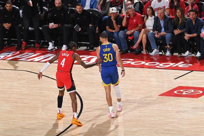 NBA 季后赛勇士与火箭关键 G6 战：激烈角逐，比分紧咬