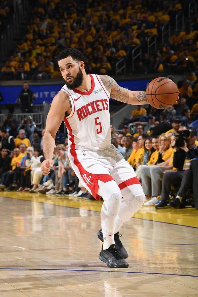 NBA 季后赛勇士与火箭关键 G6 战：激烈角逐，比分紧咬