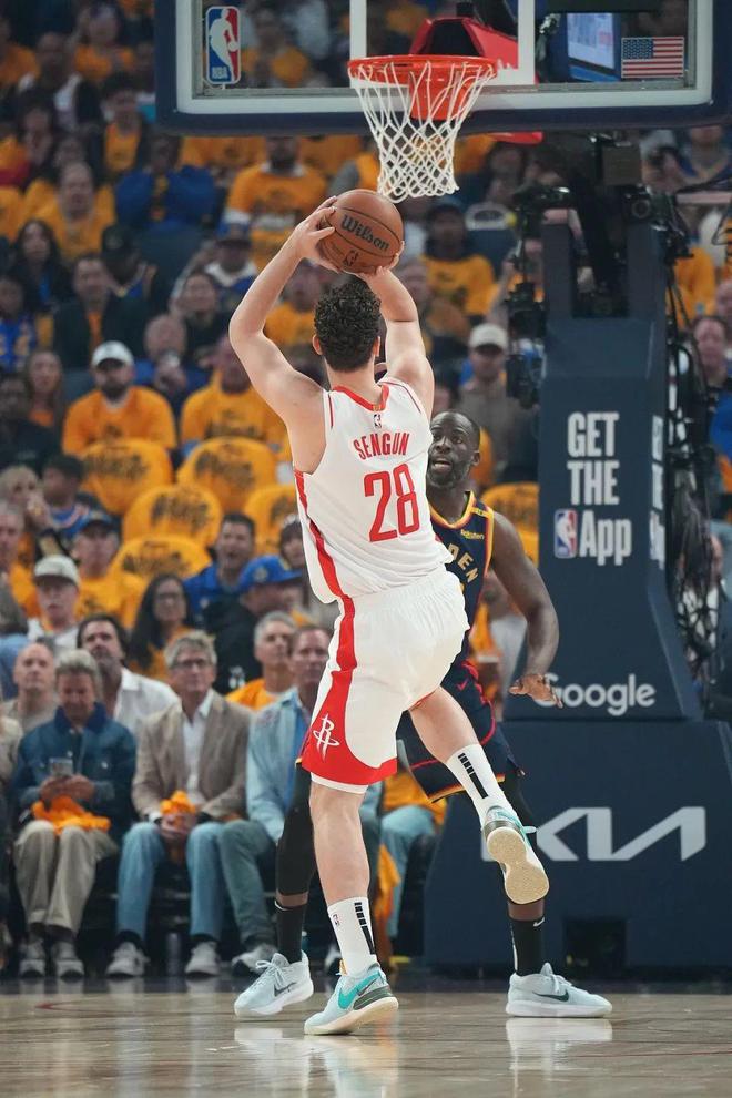 NBA 季后赛勇士与火箭关键 G6 战：激烈角逐，比分紧咬
