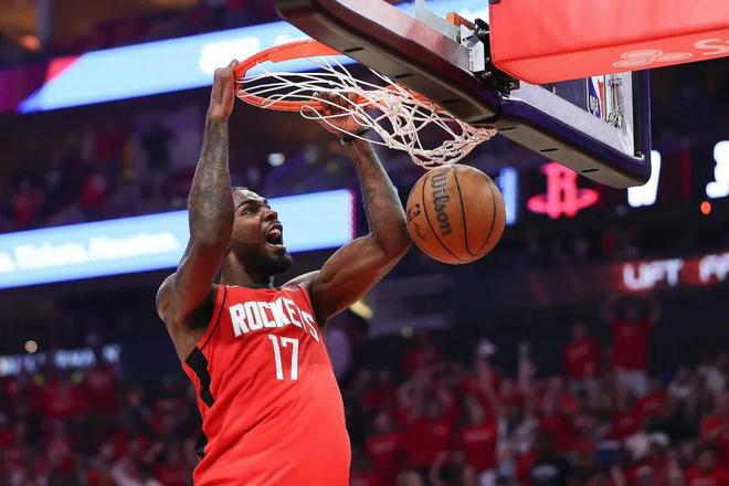 NBA 季后赛勇士与火箭关键 G6 战：激烈角逐，比分紧咬