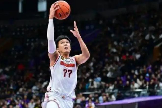 CBA防守尖兵黄荣奇在广东男篮表现受关注，下赛季去留成焦点
