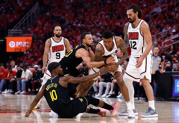 NBA 季后赛：勇士胜火箭晋级，小贾巴里 - 史密斯出场受限