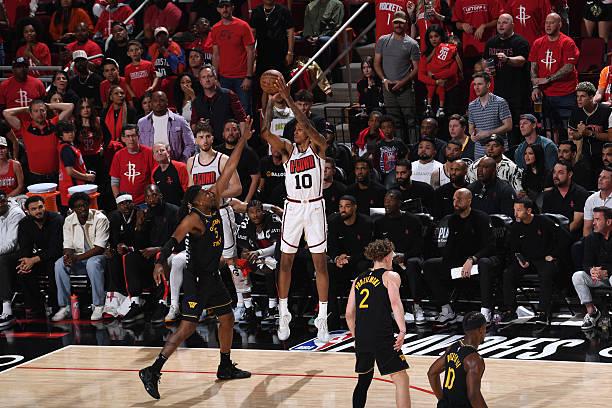 NBA 季后赛：勇士胜火箭晋级，小贾巴里 - 史密斯出场受限