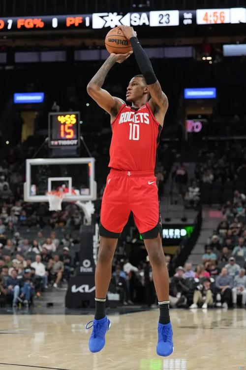 NBA 季后赛：勇士胜火箭晋级，小贾巴里 - 史密斯出场受限