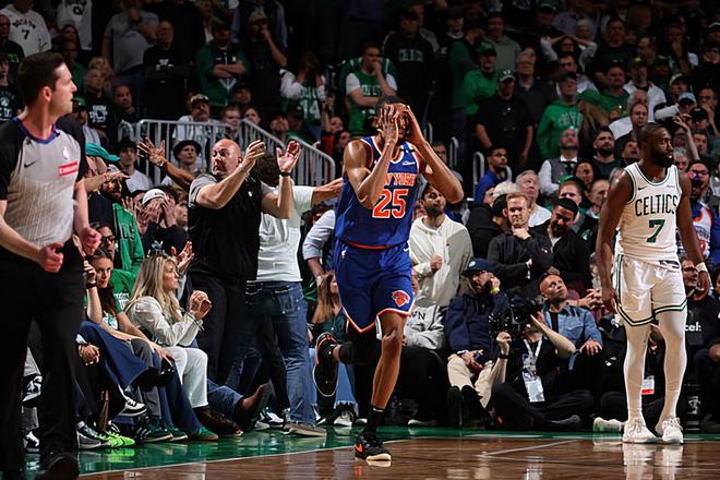 NBA东部半决赛G1：尼克斯惊天翻盘，布里奇斯表现亮眼
