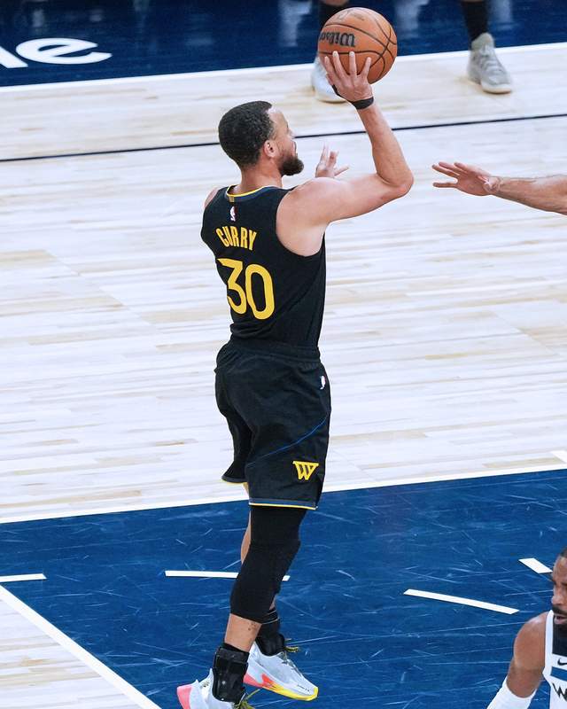 NBA 季后赛西部半决赛 G1：勇士胜森林狼，库里腿筋拉伤伤情成谜