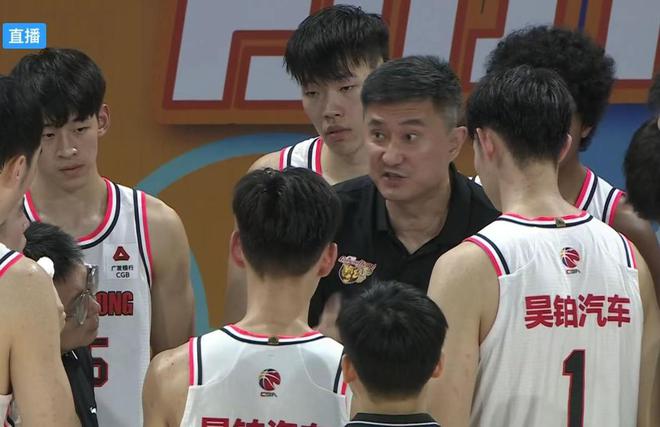 广东男篮本赛季表现糟糕引不满，彭士峻成今夏离队第一人