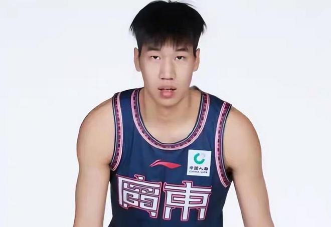 广东男篮本赛季表现糟糕引不满，彭士峻成今夏离队第一人