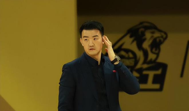大魔王13+14翻江倒海，小郭艾伦23分定海神针首钢1:0广厦