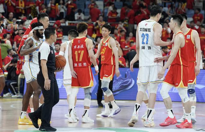CBA总决赛首战：广厦男篮主场爆冷输北京，孙铭徽表现糟糕成变数