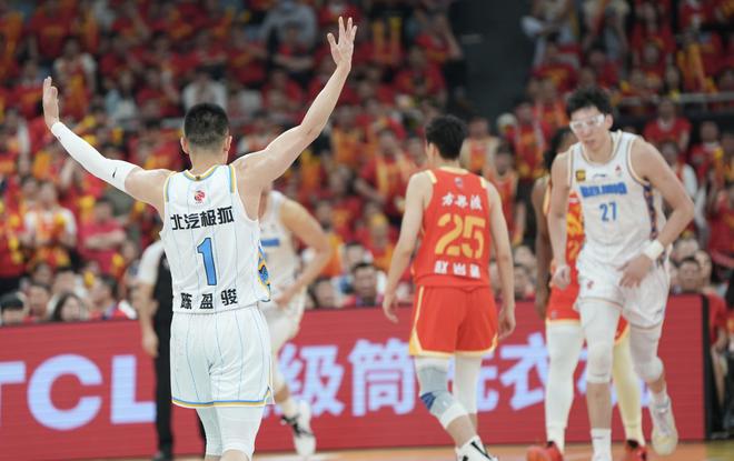 CBA总决赛首战：广厦男篮主场对阵北京男篮，局势跌宕起伏