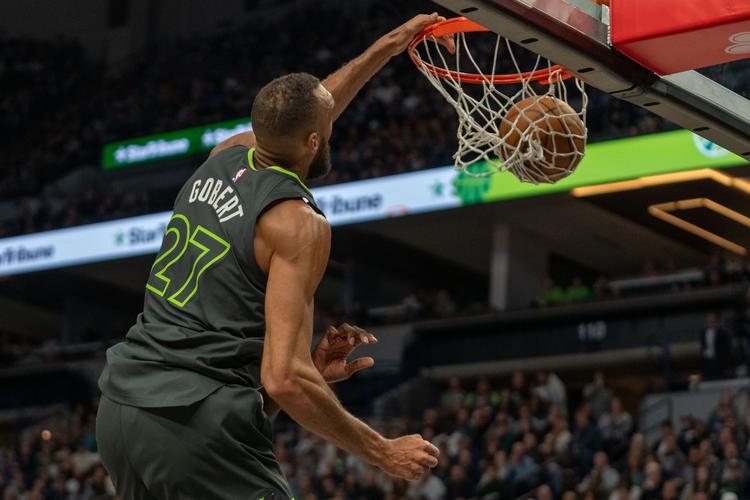 NBA 西部半决赛 G1：金州勇士以下克上，鲁迪-戈贝尔表现引关注