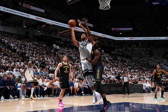 NBA 西部半决赛 G1：金州勇士以下克上，鲁迪-戈贝尔表现引关注