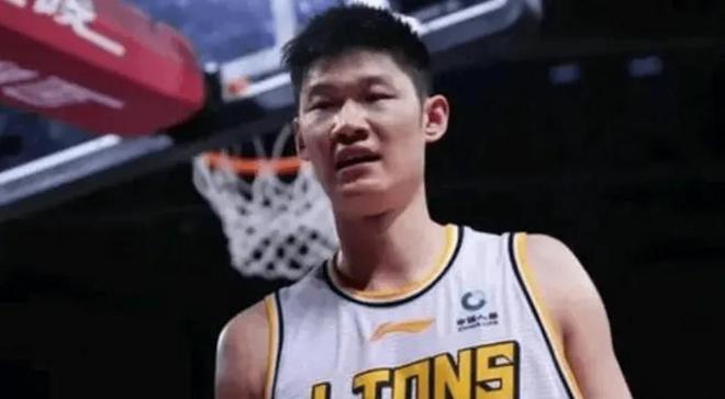 CBA总决赛G1广厦惨败北京，孙铭徽失常吴骁遭针对，后续压力大