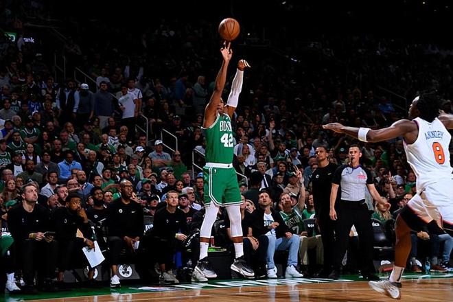 NBA东部半决赛G2：纽约尼克斯惊天逆转，艾尔-霍福德表现惨不忍睹