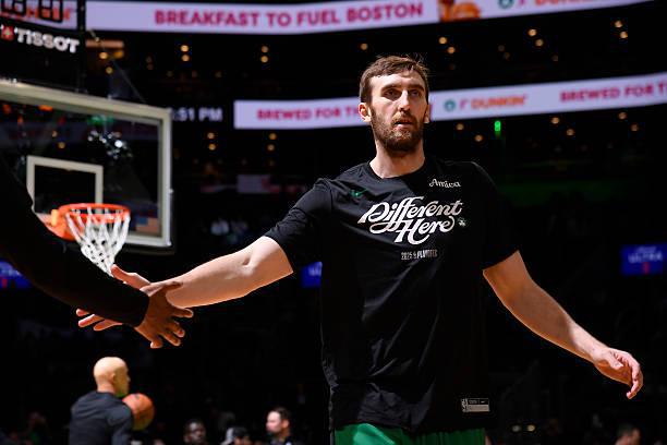 NBA东部半决赛G2：尼克斯惊天逆转，科内特表现出色成亮点