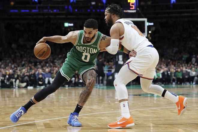 2025年NBA季后赛第二轮激战正酣，勇士队因库里受伤存隐忧