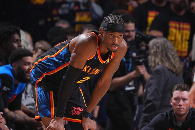 2025年NBA季后赛第二轮激战正酣，勇士队因库里受伤存隐忧