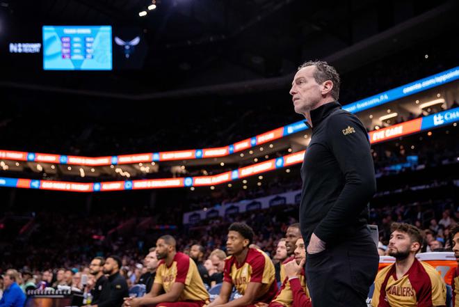 2025年NBA季后赛第二轮激战正酣，勇士队因库里受伤存隐忧