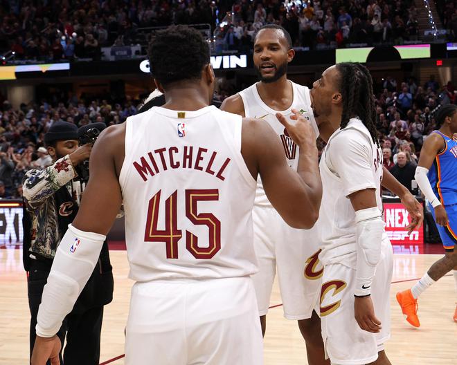 2025年NBA季后赛第二轮激战正酣，勇士队因库里受伤存隐忧