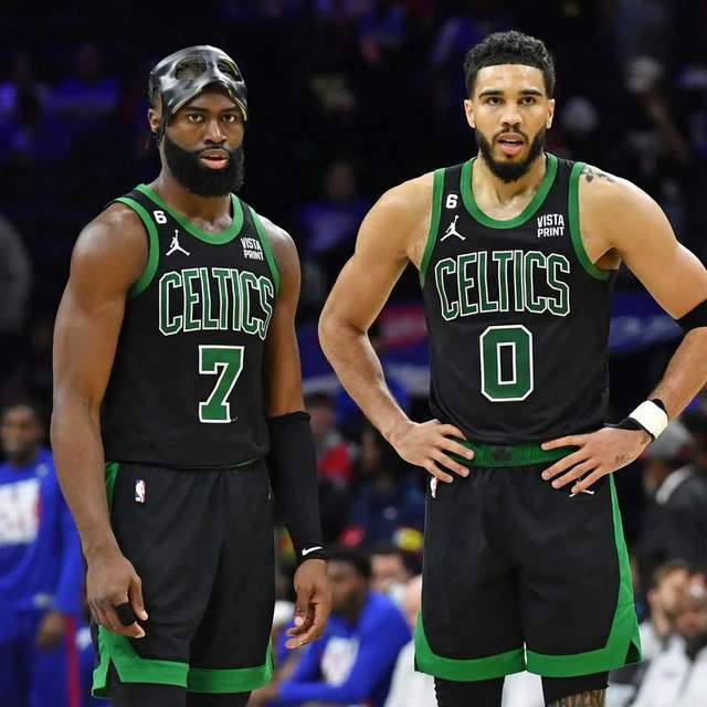 NBA 季后赛尼克斯客场 20 分大逆转，两场比赛惊人相似