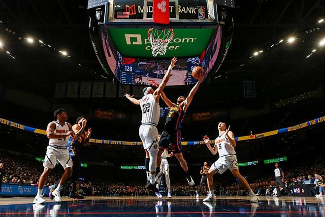 NBA 西部半决赛 G2：雷霆 149 比 106 爆冷掘金，阿杰 - 米切尔大放异彩