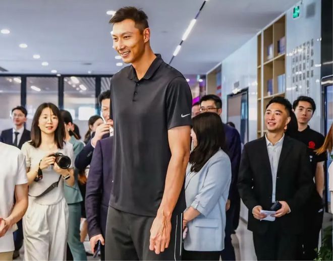 阿联久违现身！携手王仕鹏与广州律所合作，活动现场超开心