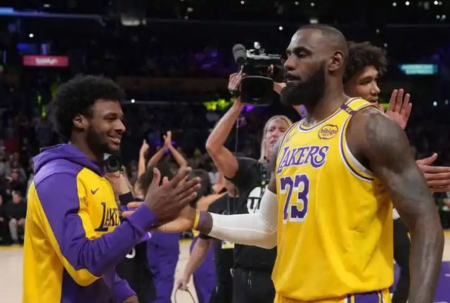 5月9日NBA季后赛激战正酣，史蒂芬-A-史密斯竟喷湖人老大詹姆斯