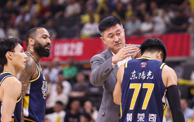 5月CBA冠军热门聚焦北京与广厦，广东男篮现状及人员调整解析