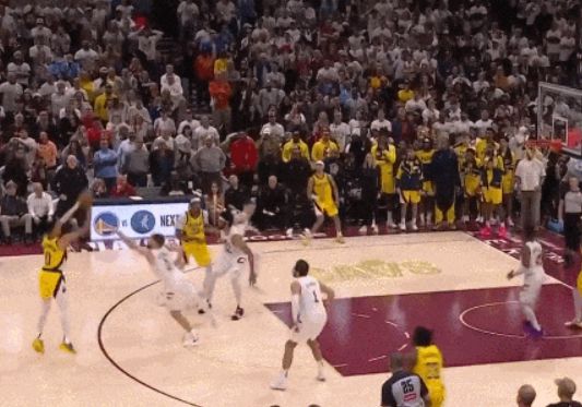 NBA 季后赛东部战况出人意料，哈利伯顿绝杀后收到联盟警告