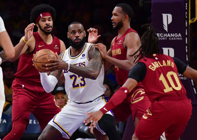 NBA 季后赛分区半决赛：夺冠热门原形毕露，黑马球星强势崛起