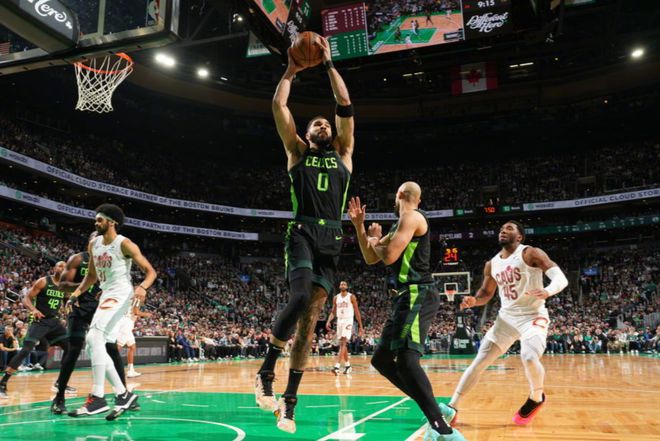 NBA 季后赛分区半决赛：夺冠热门原形毕露，黑马球星强势崛起