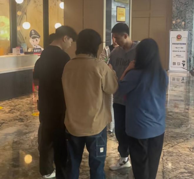 辽宁队抵达客场备战四强G1 杨鸣赵继伟暖心签名答谢球迷