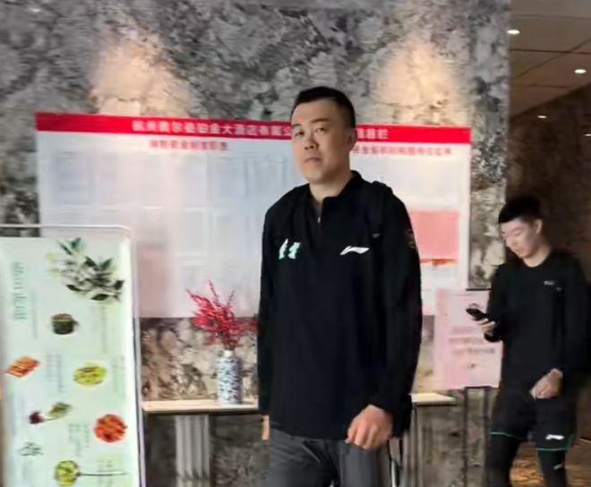 辽宁队抵达客场备战四强G1 杨鸣赵继伟暖心签名答谢球迷