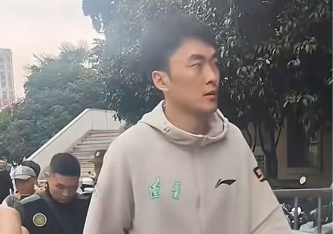 辽宁队抵达客场备战四强G1 杨鸣赵继伟暖心签名答谢球迷